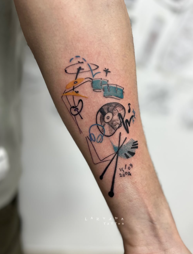 Tatuaje con elementos musicales