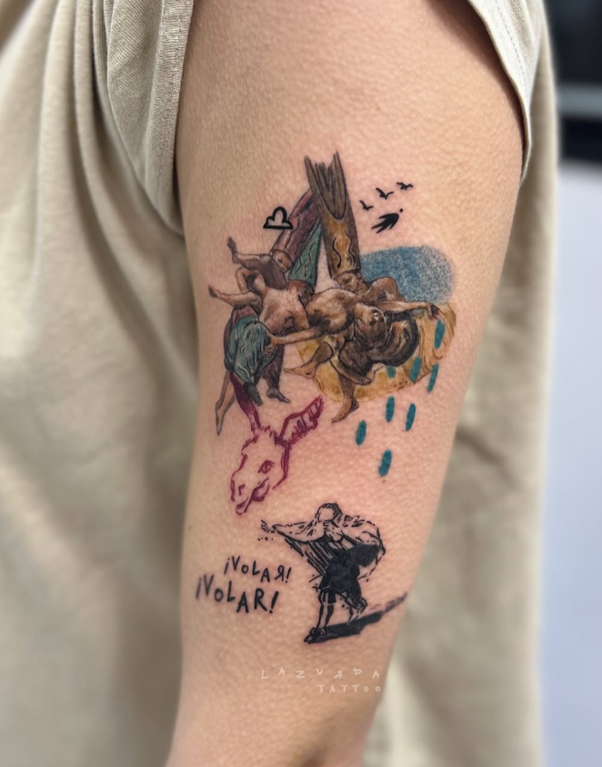 Tatuaje surrealista con figuras y texto